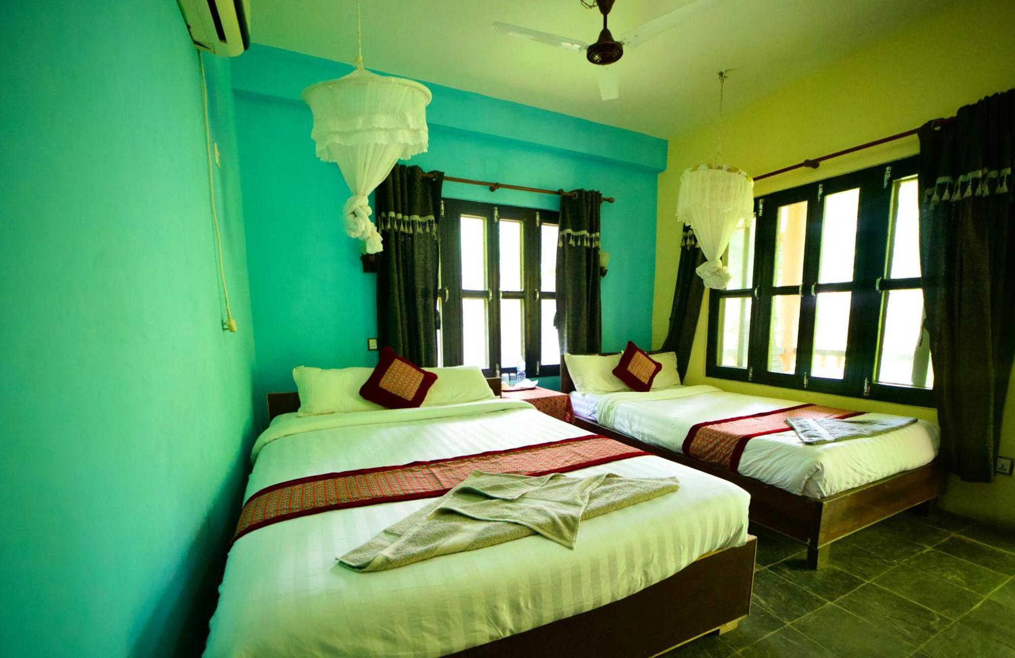 Chitwan Gaida Lodge - Animal Lovers & Birdwatchers Paradise Sauraha Exterior photo